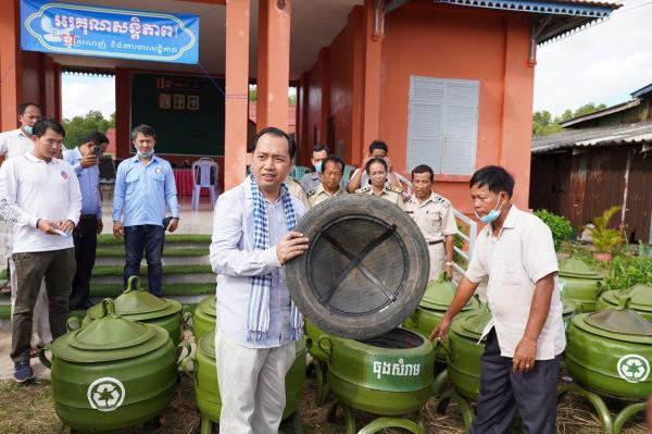 Koh Kong administration distributes 50 bins to Peam Kreung community