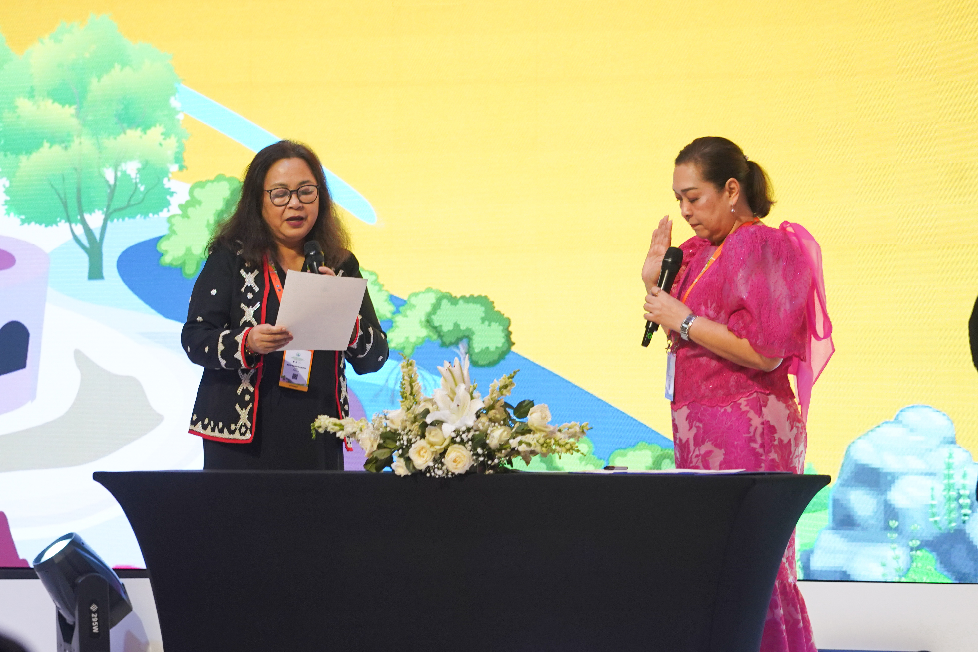 PEMSEA Executive Director Aimee Gonzales administers the oath of PNLG President-elect Lucille Nava